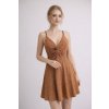 hnědé krátké společenské šaty na špagetová ramínka na ženě