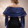 saténový šál přes ramena přehoz přes společenské šaty výběr barev tmavě modrá 2