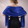 saténový šál přes ramena přehoz přes společenské šaty výběr barev modrá