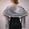 saténový šál přes ramena přehoz přes společenské šaty výběr barev tmavá stříbrná