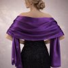 saténový šál přes ramena přehoz přes společenské šaty výběr barev fialová