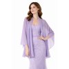 světle fialový šifonový společenský šál přes ramena