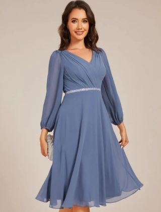 Plesové šaty se zdobením v pase.🩵 Šaty do společnosti nebo na ples. #plesovesaty #mididress #spolecenskesaty #bluedress...