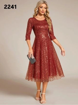 Společenské šaty v midi délce. Lesklé s filtry, třičtvrteční rukáv, lodičkový výstřih na zádech.💖 #midisaty #mididress...