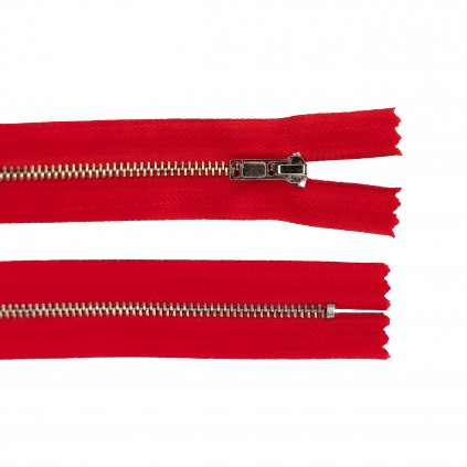 Zips červený, kovový strieborný, šírka zúbkov 5mm, dĺžka 15 cm C116