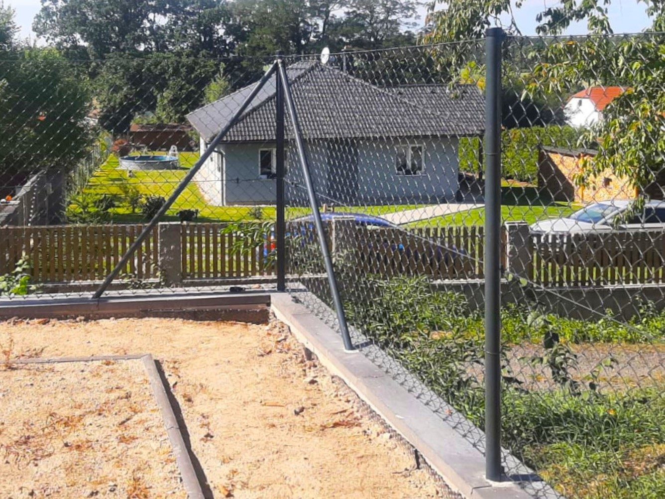 Štvorhranné pletivo so stĺpikom a vzperou nad betónovými podhrabovými doskami