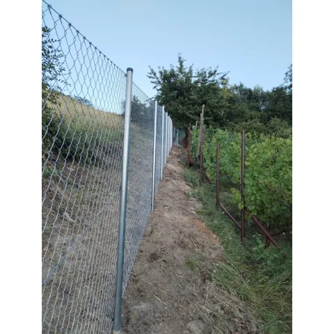 Štvorhranné a lesnícke pletivo vo svahu