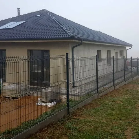 Montáž plota z plotových panelov – antracit.