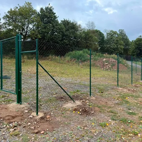 Štvorhranné poplastované pletivo, výška 200 cm, s napínacími drôtmi
