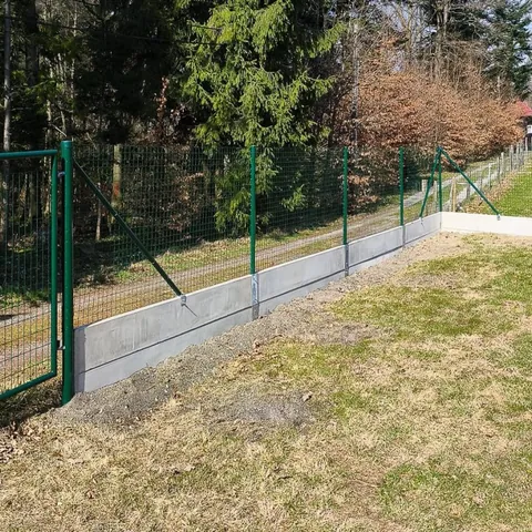 Zelené zvárané pletivo Pilonet Heavy, výška 120 cm, s podhrabovými doskami