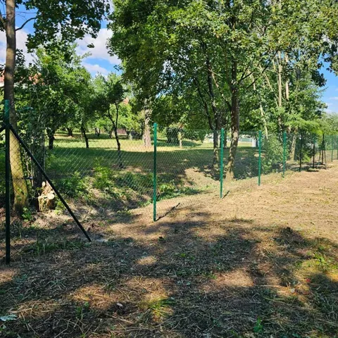 Zelené štvorhranné poplastované pletivo, výška 180 cm