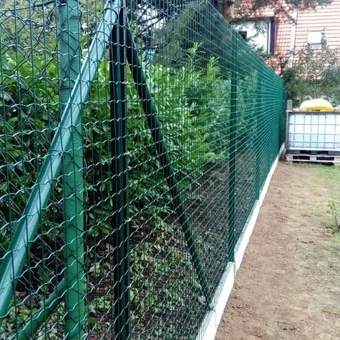 Montáž zváraného pletiva Pilonet Heavy s podhrabovými doskami.