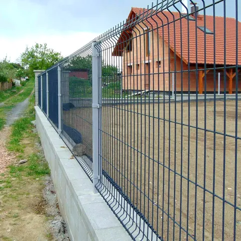 Montáž plotových panelov 3D antracit s použitím pozinkovaných stĺpikov.