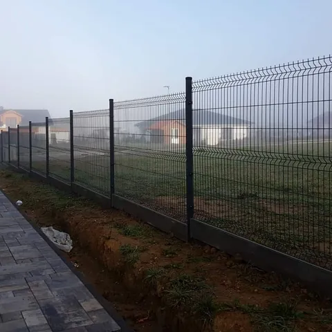 Antracitové plotové panely – pohľad zvnútra pozemku.