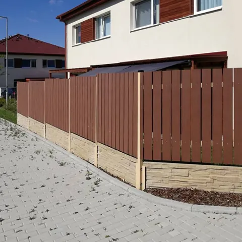 Kombinácia pieskovej betónovej platne a hnedých plotoviek WPC.
