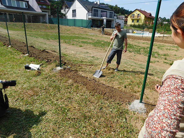 montaz-folie-proti-burine-plotfol-podplot-ploty-pod-plot-1