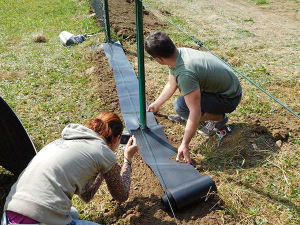 montaz-folie-proti-burine-plotfol-podplot-ploty-pod-plot-2