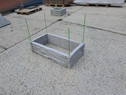 Vyvýšený záhon betónový 100x50 cm, výška 25 cm, vzor štiepaný kameň, prírodná šedá