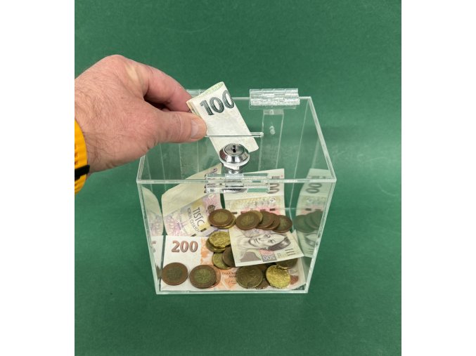 Plexi kasička, pokladnička s uchycením na zeď o rozměru 150x120x150mm s uchycením na zeď a zámkem je vhodná pro Veřejné sbírky, charity, obce...