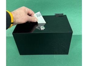 Plexi kasička, pokladnička o rozměru 250x150x150 mm z černého plexi a zámkem je vhodná pro Veřejné sbírky, charity, obce...