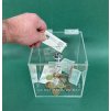 Plexi kasička, pokladnička s gravírem o rozměru 150x150x150mm + gravír a zámkem je vhodná pro Veřejné sbírky, charity, obce...