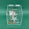 Plexi kasička, pokladnička s gravírem o rozměru 150x150x150mm + gravír a zámkem je vhodná pro Veřejné sbírky, charity, obce...