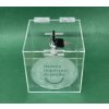 Plexi kasička, pokladnička s gravírem o rozměru 150x150x150mm + gravír a zámkem je vhodná pro Veřejné sbírky, charity, obce...