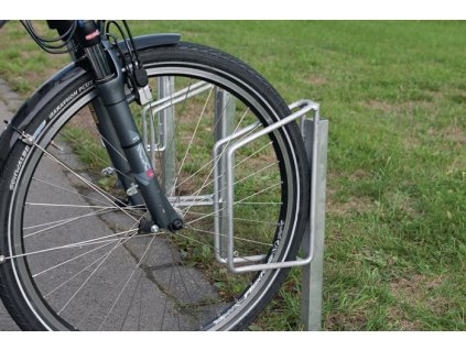 Svorka na bicykel 1-stranná 90° pozinkovaná Počet podstavcov 1 na osadenie do betónu WSM (Farba Jednostranne pozinkovaný 90°, Veľkosť Počet podstavcov kolies 1 na osadenie do betónu)