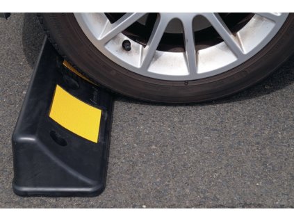 Parkovanie a rýchlostné prekážky (Farba D500xŠ160xV100mm, Veľkosť PVC čierna so žltými reflexnými pruhmi)