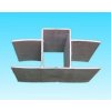 PVC DRŽIAK PODHRABOVEJ DOSKY 20 cm - SIVÝ, PRE STĹPIKY 60 x 40 mm