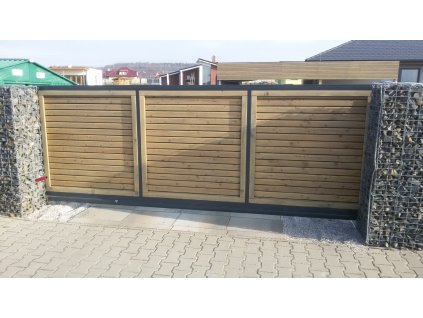 Samonosná brána s dřevěnou výplní, vjezd 4,0m/+2,25m rameno