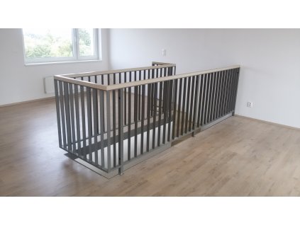 Zábradlí nad schodištěm do patra