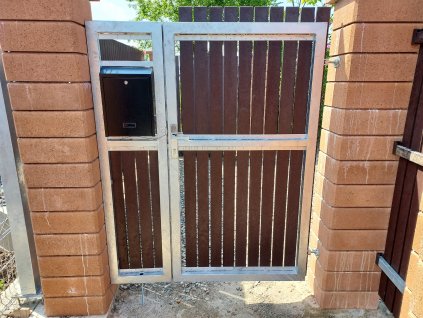 Samonosná brána, dvoukřídlá brána, branka, výplň WPC reciklát