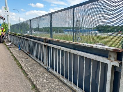 Protidotykové mostní zábrany nad tratí