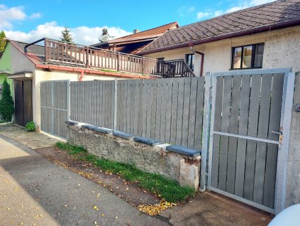 Vchodová branka, dvoukřídlá brána, plot, výplň WPC dřevoplast