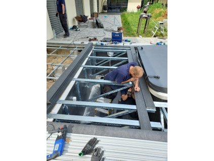 Ocelová konstrukce kolem vířivky