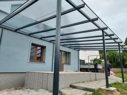 Pergola, masivní ocelová konstrukce, střecha komůrkový polykarbonát