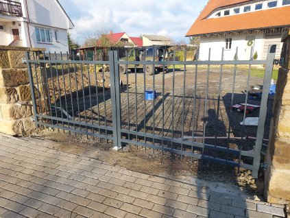 Dvoukřídlá brána, branka, plot, výplň ocelová tyčovina
