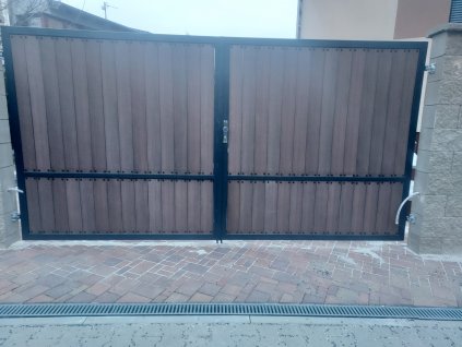 Samonosná brána, dvoukřídlá brána, branka, výplň WPC dřevoplast