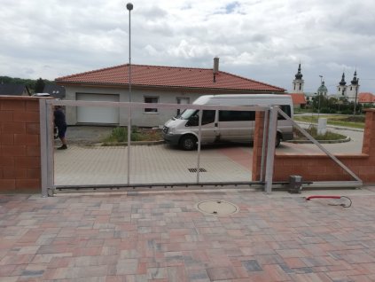 Samonosná brána, branka, příprava na výplň