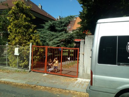 Jednokřídlá brána 2/3 s brankou 1/3 výplň ocelová kulatina