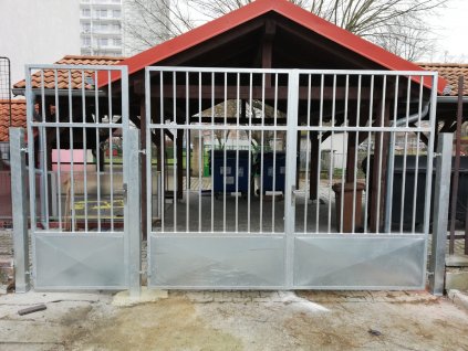 Dvoukřídlá brána s brankou MŠ, výplň plech psaníčko a ocelová tyčovina
