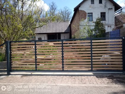 Samonosná brána, plot, branka, výplň dřevěné latě vodorovné
