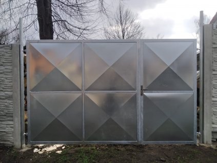 Jednokřídlá brána 2/3 s brankou 1/3 výplň plech psaníčko