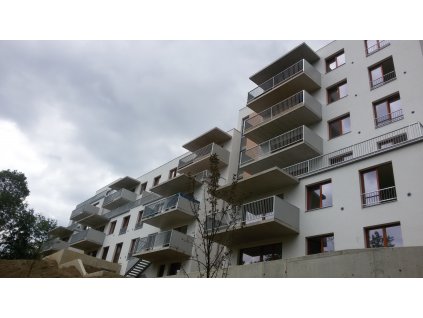 Zábradlí novostavby bytového komplexu