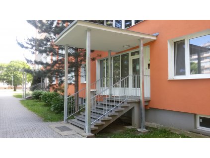 Podpěry a zábradlí vstupního zastřešení BD