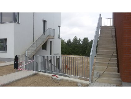 Zábradlí vstupního schodiště bytového komplexu