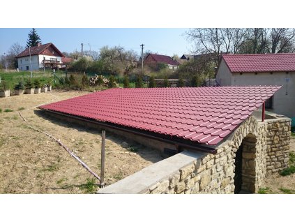 Zastřešení vstupních prostor do sklepa zahrady s mříží