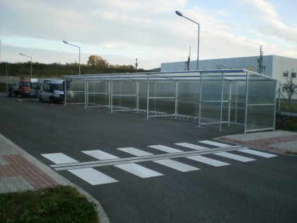 Stání pro kola s kuřáckým koutkem, délka 20m.