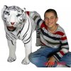 Velký plyšový tygr stojící bílý